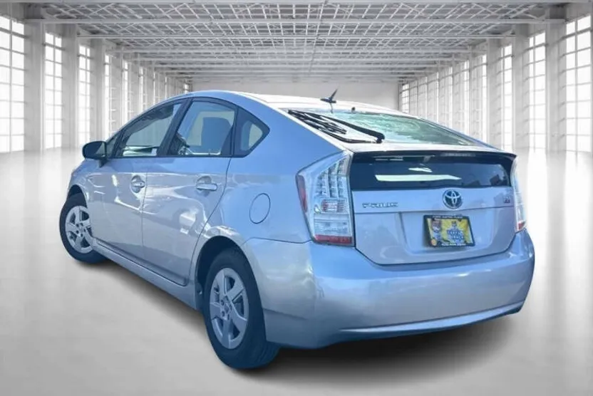 2011 Toyota Prius Three photo 1