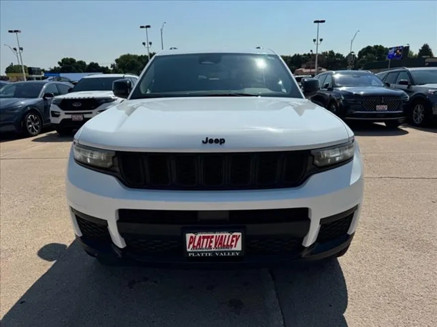 2023 Jeep Grand Cherokee Laredo photo 1