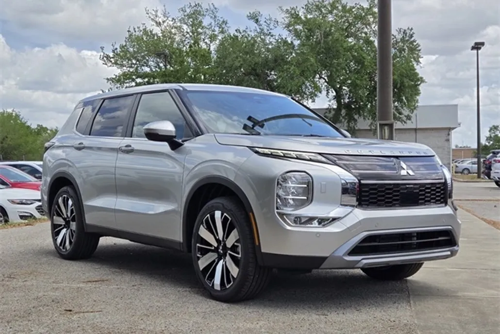 2025 Mitsubishi Outlander SE photo 1