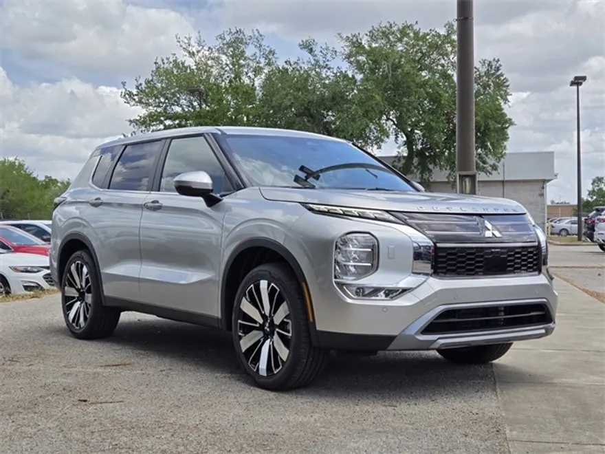 2025 Mitsubishi Outlander SE photo 1
