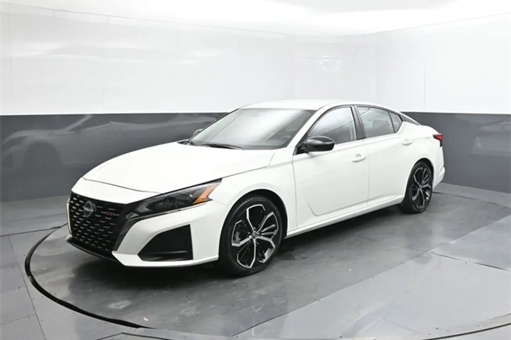 2023 Nissan Altima 2.5 SR photo 1