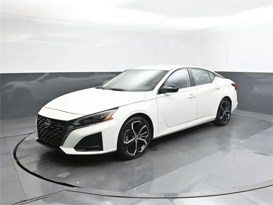 2023 Nissan Altima 2.5 SR photo 1