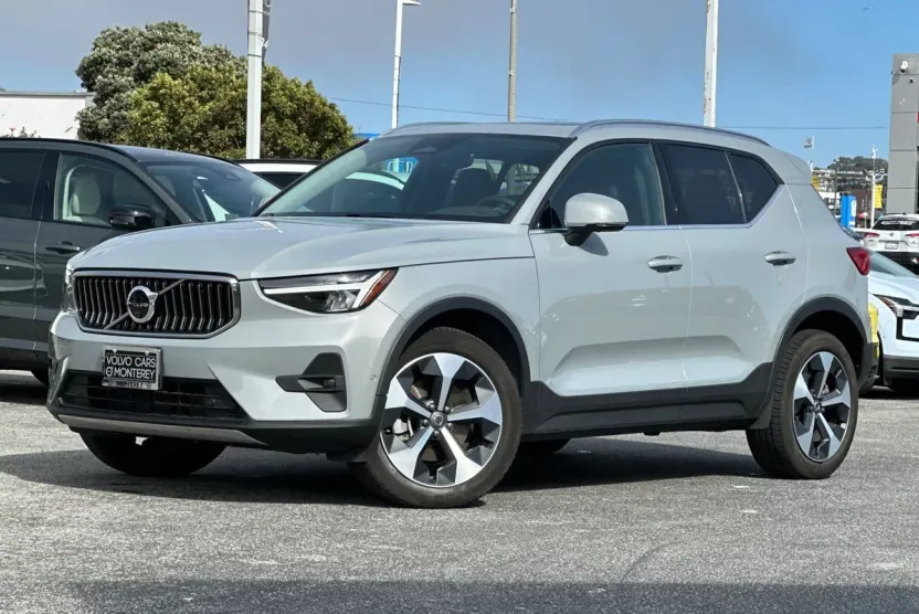 2025 Volvo XC40 Plus photo 1