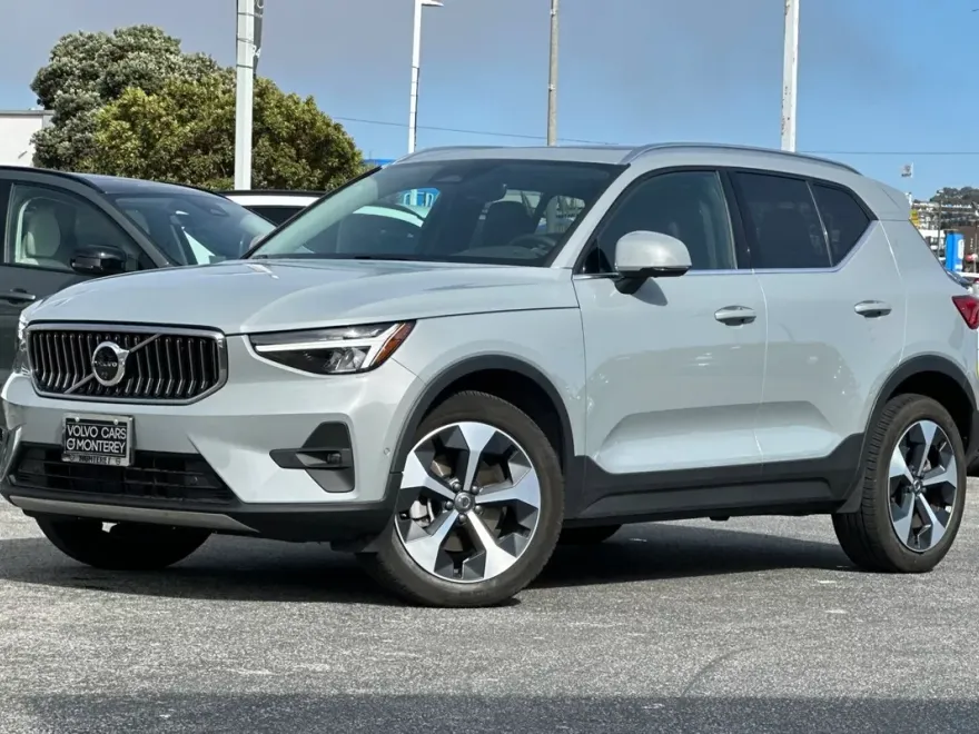 2025 Volvo XC40 Plus photo 1