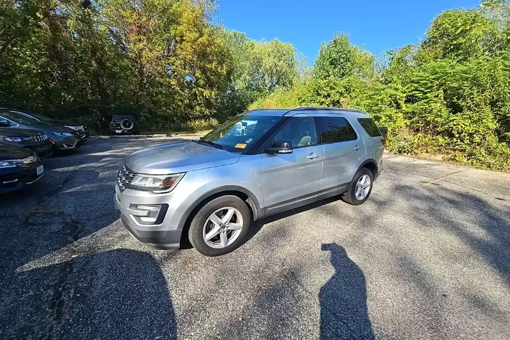 2017 Ford Explorer XLT photo 1