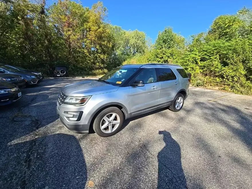 2017 Ford Explorer XLT photo 1