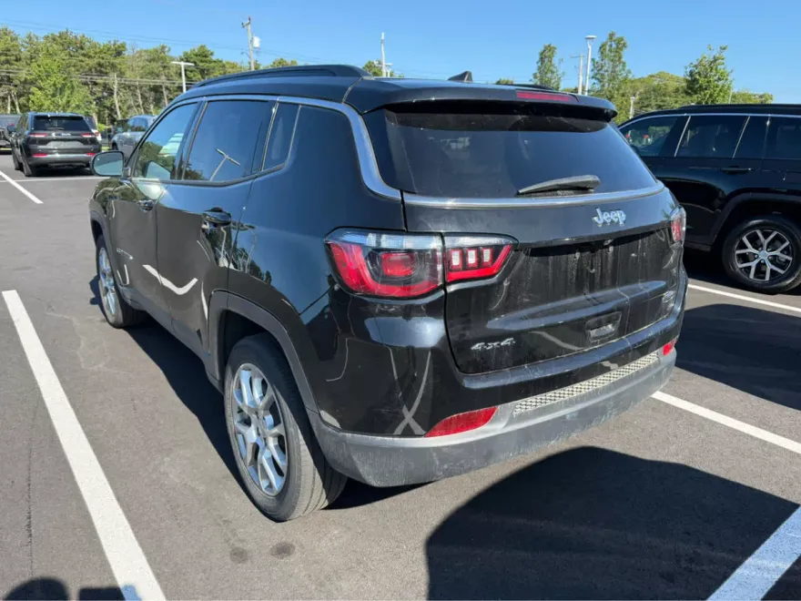 2022 Jeep Compass Latitude Lux photo 1