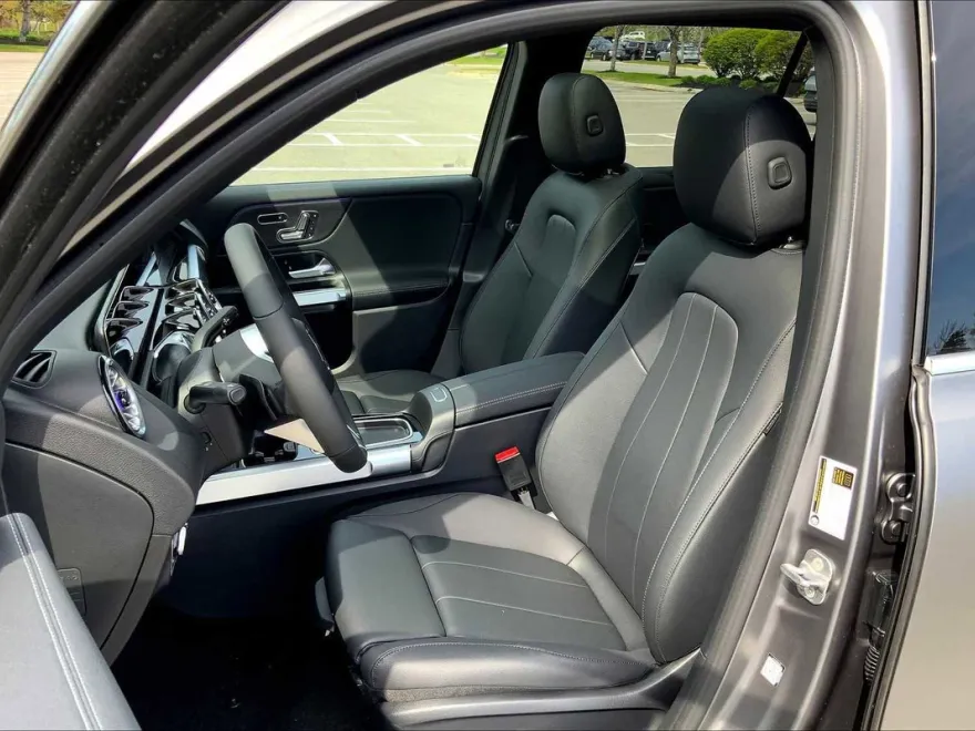 2025 Mercedes Benz EQB 300 4MATIC photo 1