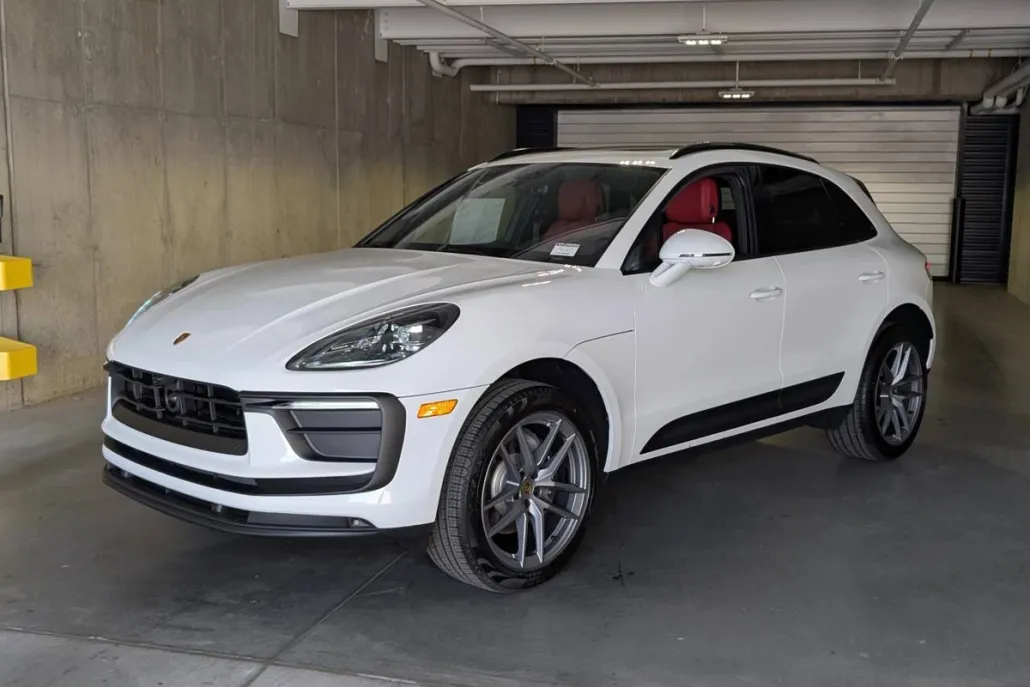2026 Porsche Macan T photo 1