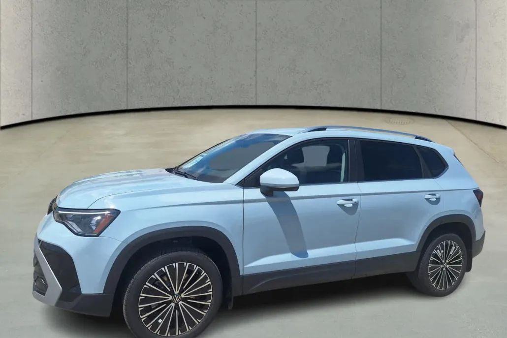 2025 Volkswagen Taos SE photo 1