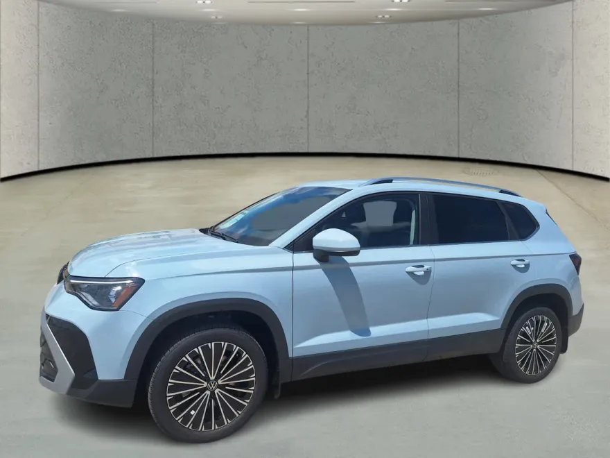 2025 Volkswagen Taos SE photo 1