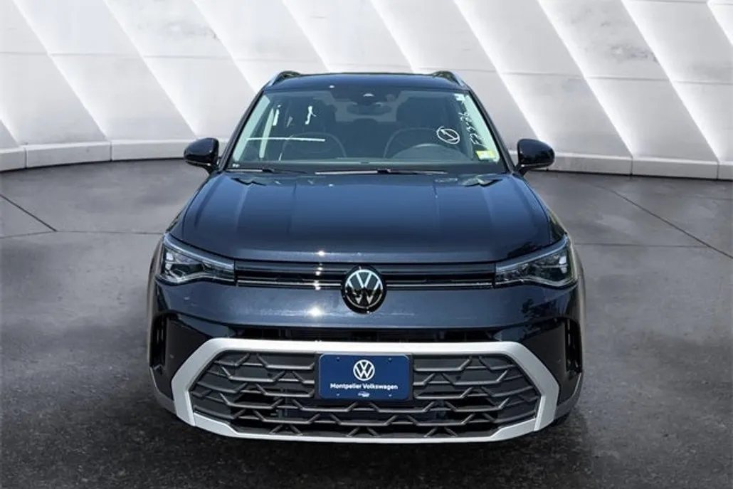 2025 Volkswagen Taos SE photo 1