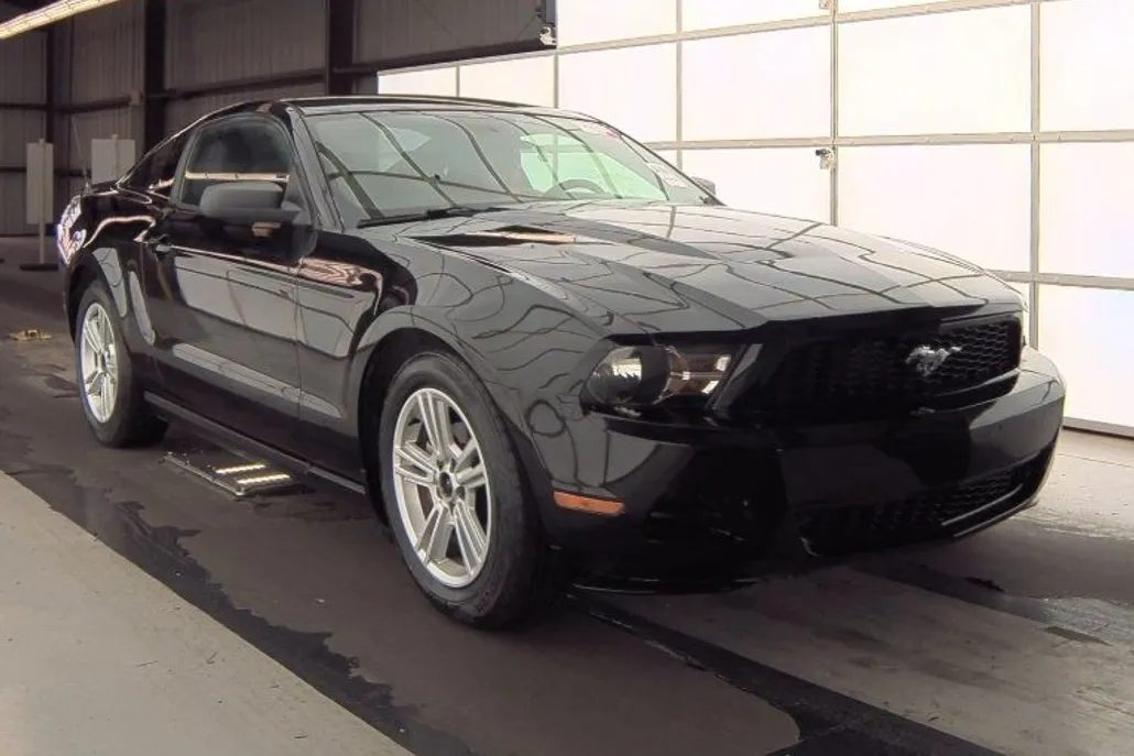 2010 Ford Mustang V6 photo 1