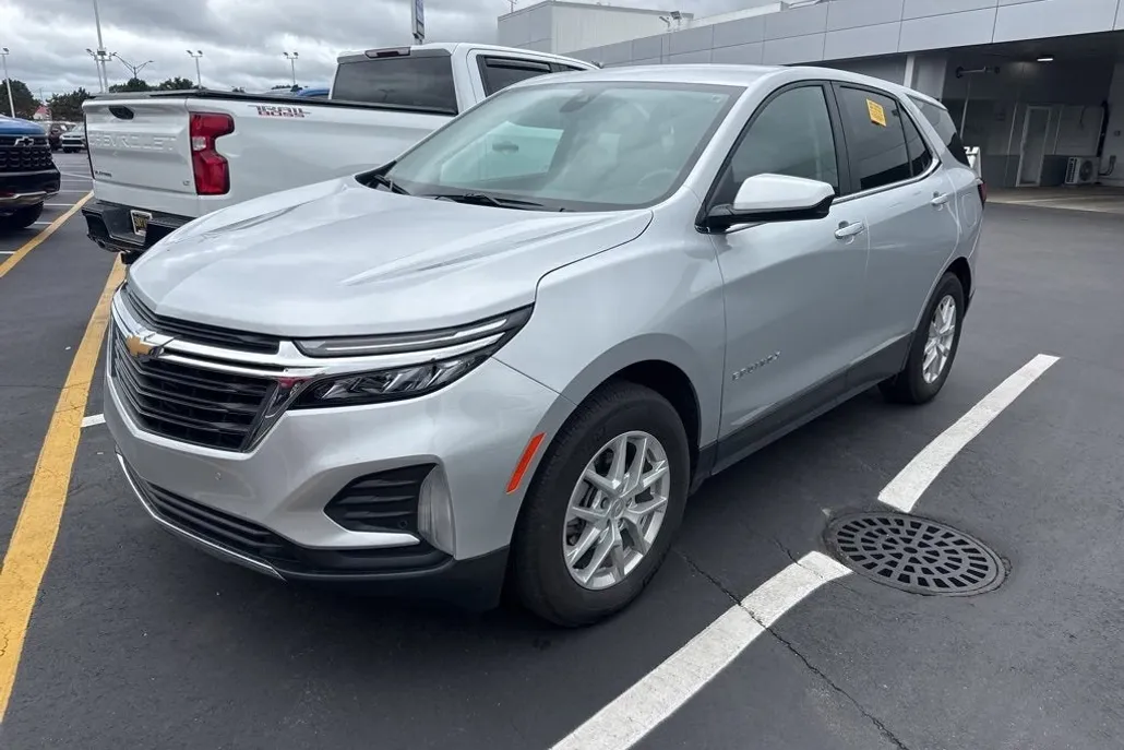2022 Chevrolet Equinox LT photo 1