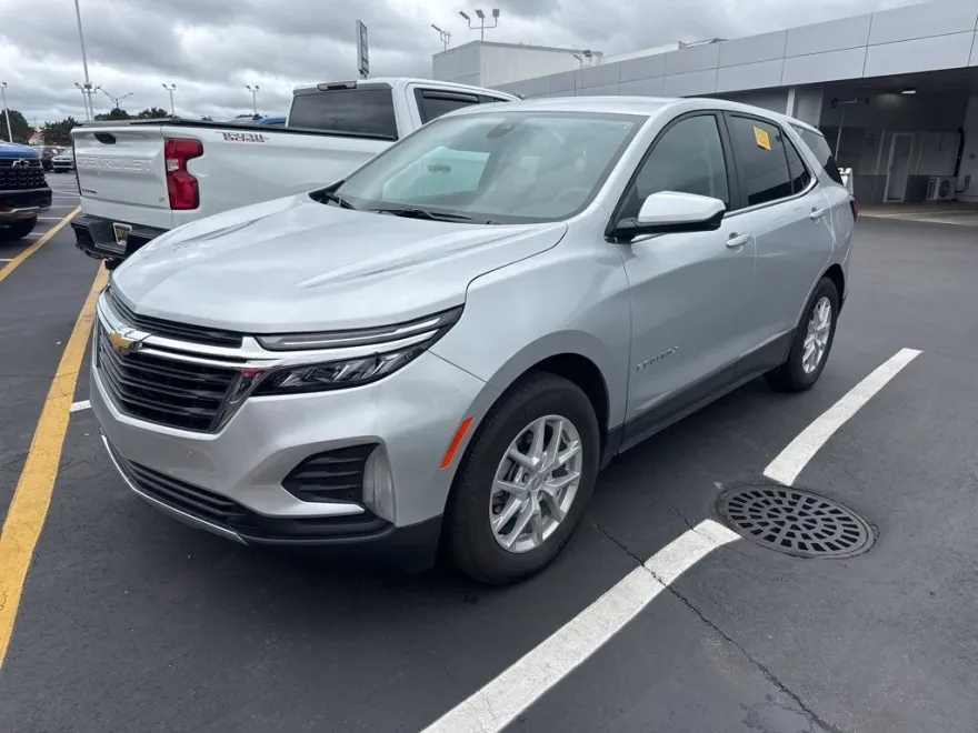 2022 Chevrolet Equinox LT photo 1