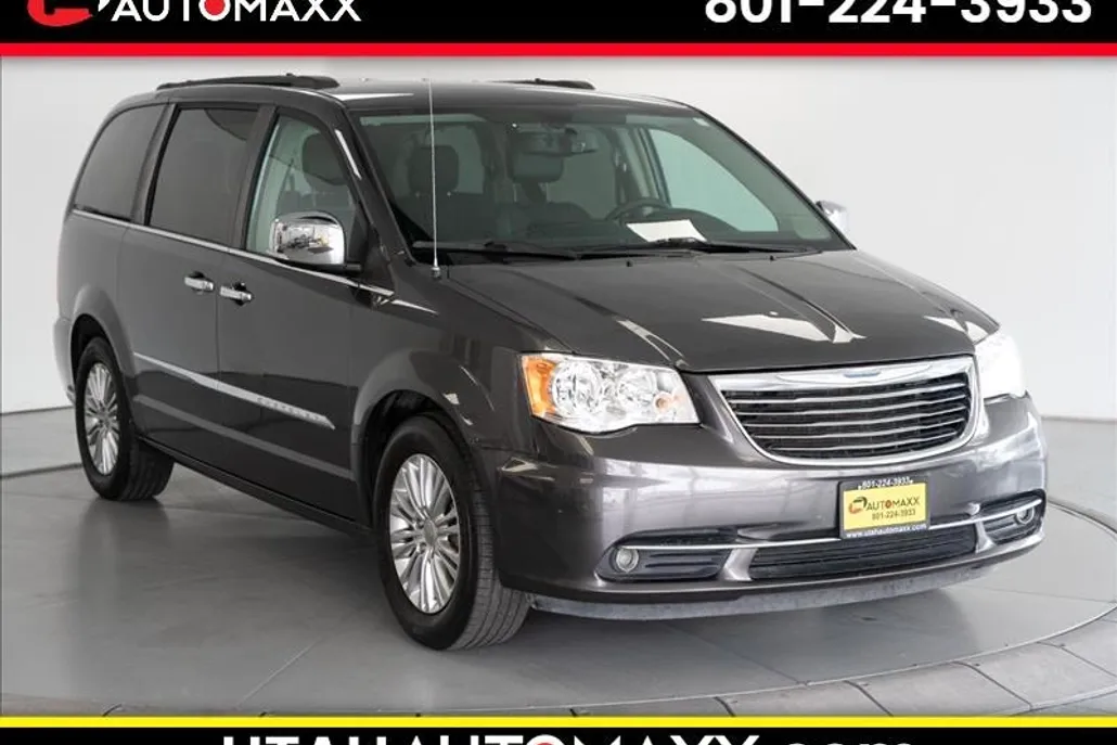 2015 Chrysler Town & Country photo 1