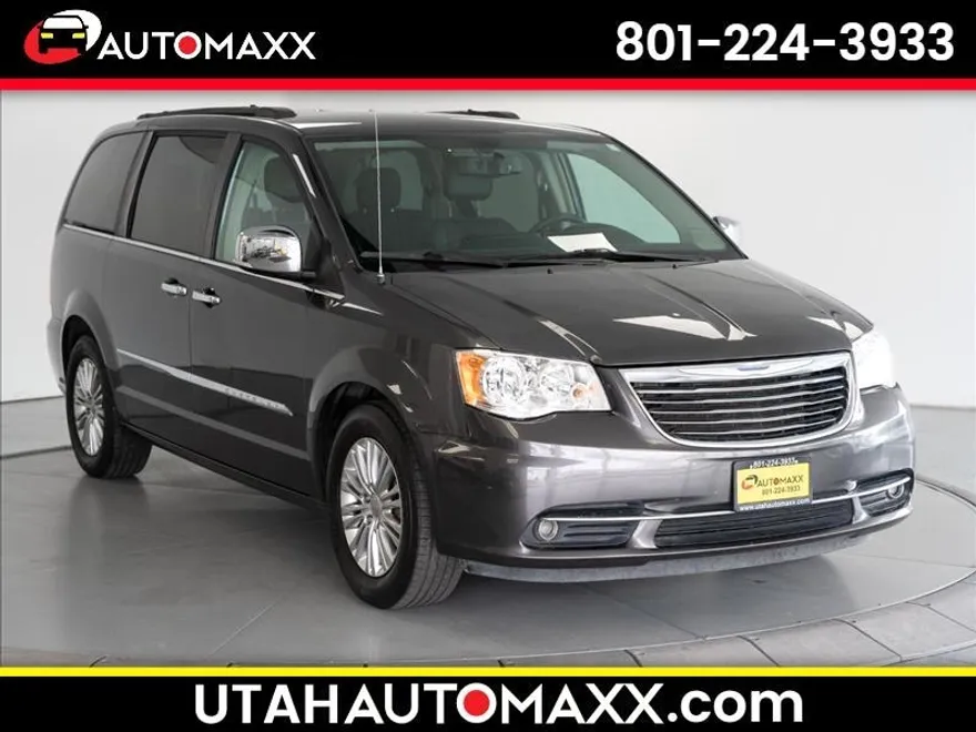 2015 Chrysler Town & Country photo 1