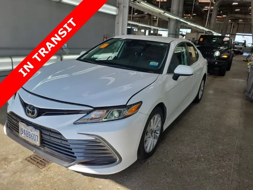 2022 Toyota Camry LE photo 1