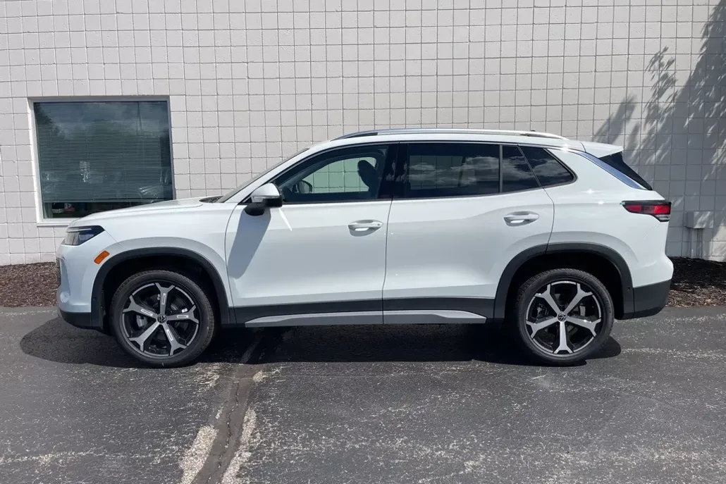 2025 Volkswagen Tiguan SE photo 1