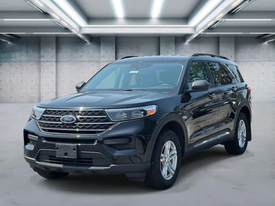 2023 Ford Explorer XLT photo 1