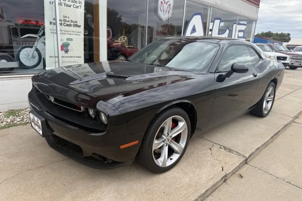 2017 Dodge Challenger R/T photo 1
