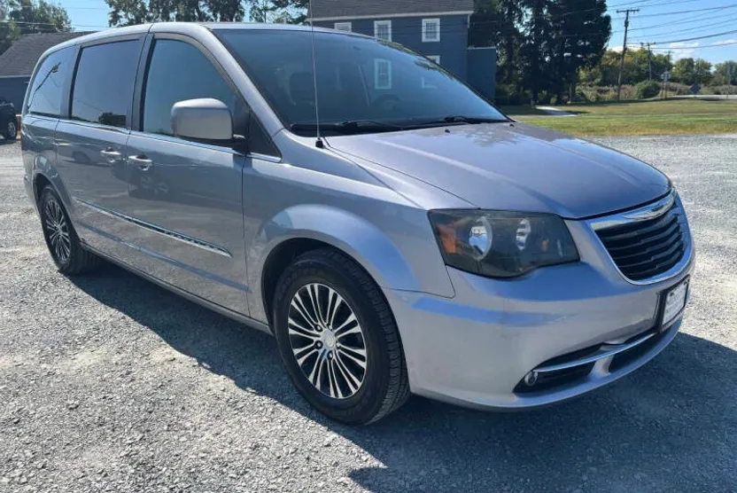 2014 Chrysler Town & Country S photo 1