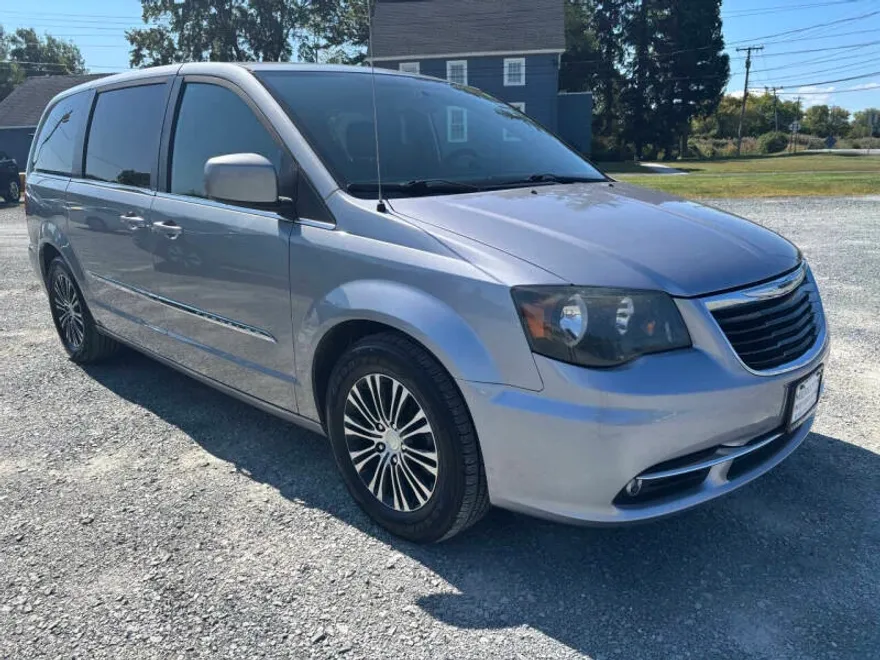 2014 Chrysler Town & Country S photo 1