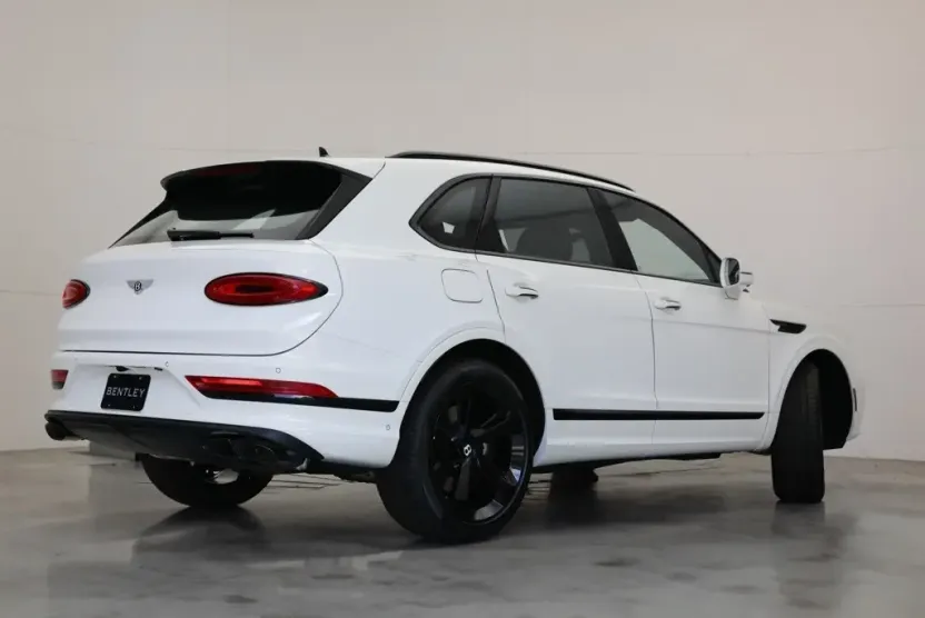 2024 Bentley Bentayga V8 photo 1