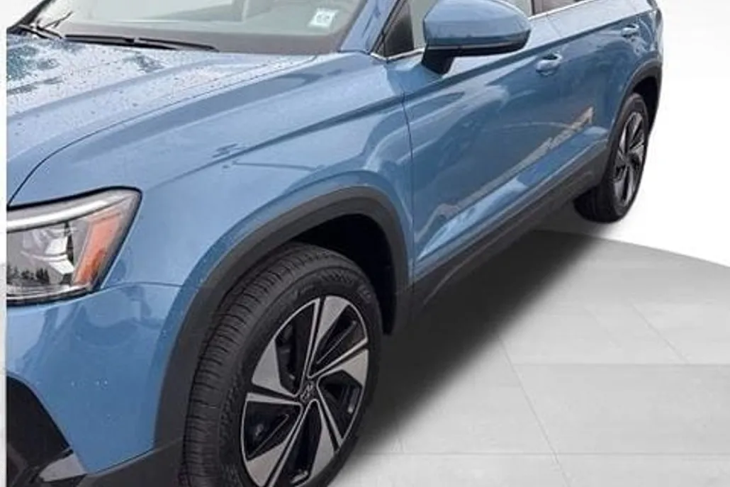 2025 Volkswagen Taos SE photo 1