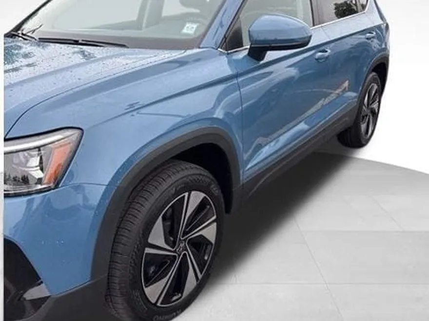 2025 Volkswagen Taos SE photo 1