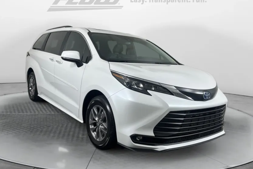 2025 Toyota Sienna XLE photo 1