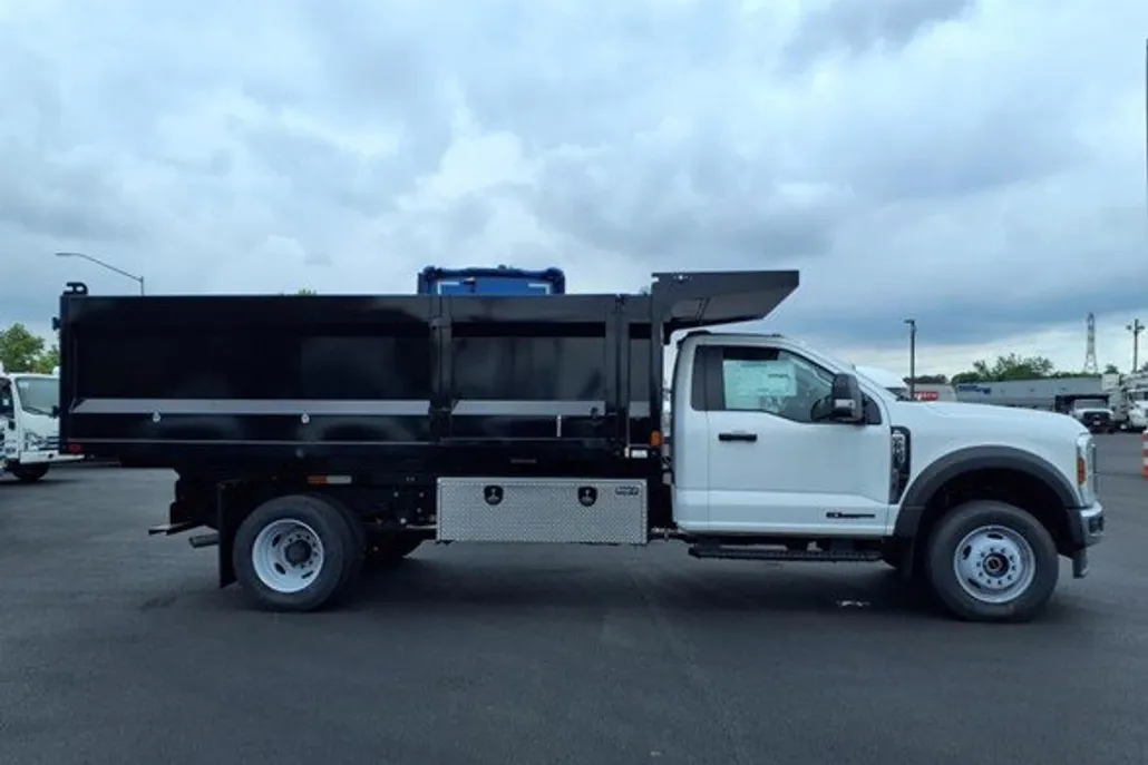 2025 Ford F-600 photo 1