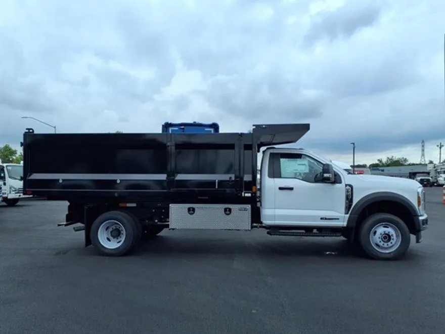 2025 Ford F-600 photo 1