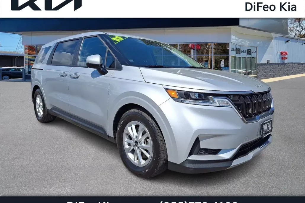 2023 Kia Carnival LX photo 1