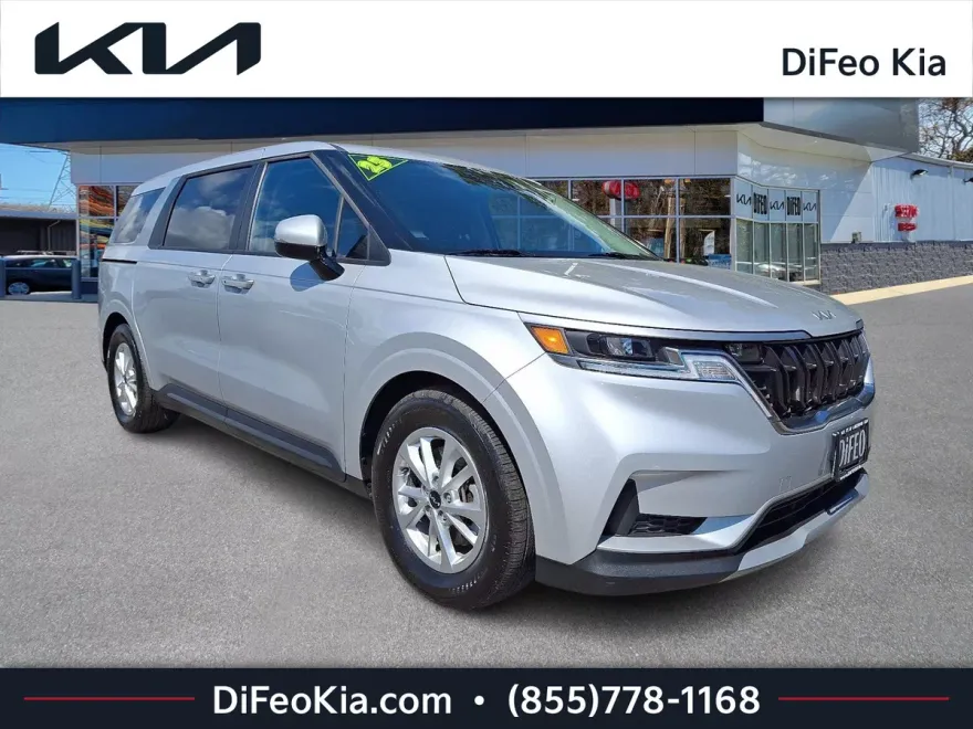2023 Kia Carnival LX photo 1