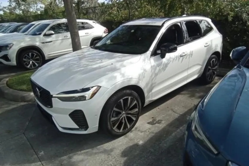 2023 Volvo XC60 B5 Plus photo 1