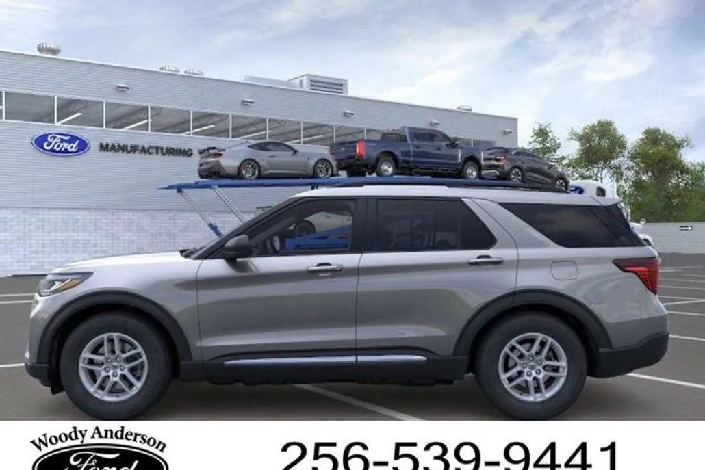 2025 Ford Explorer photo 1