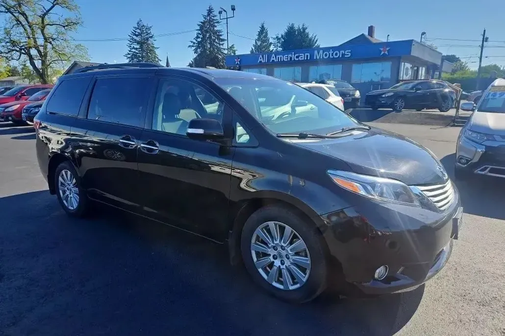 2017 Toyota Sienna Limited photo 1