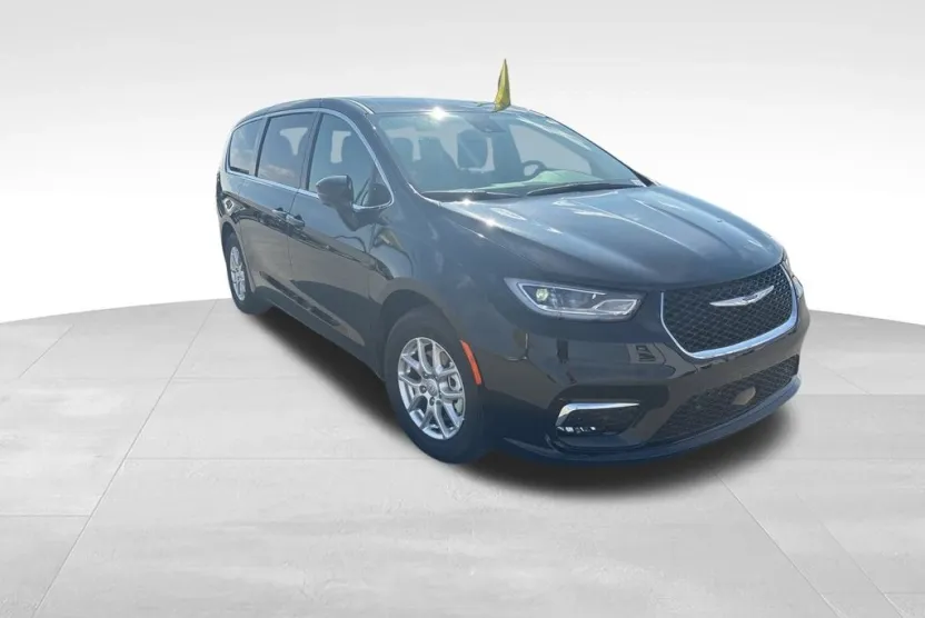 2026 Chrysler Pacifica photo 1