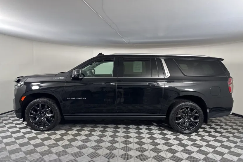 2023 Chevrolet Suburban High Country photo 1