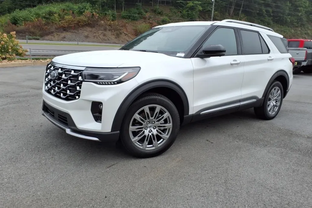 2025 Ford Explorer photo 1