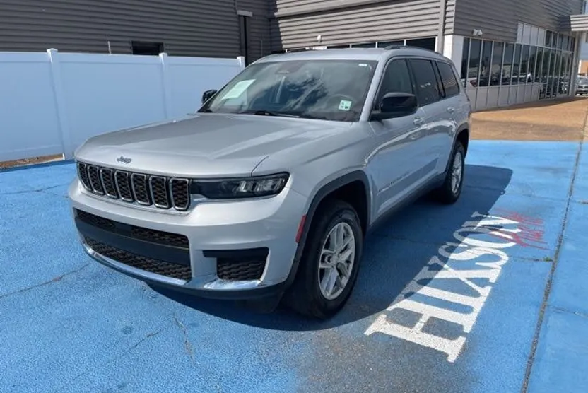2023 Jeep Grand Cherokee Laredo photo 1