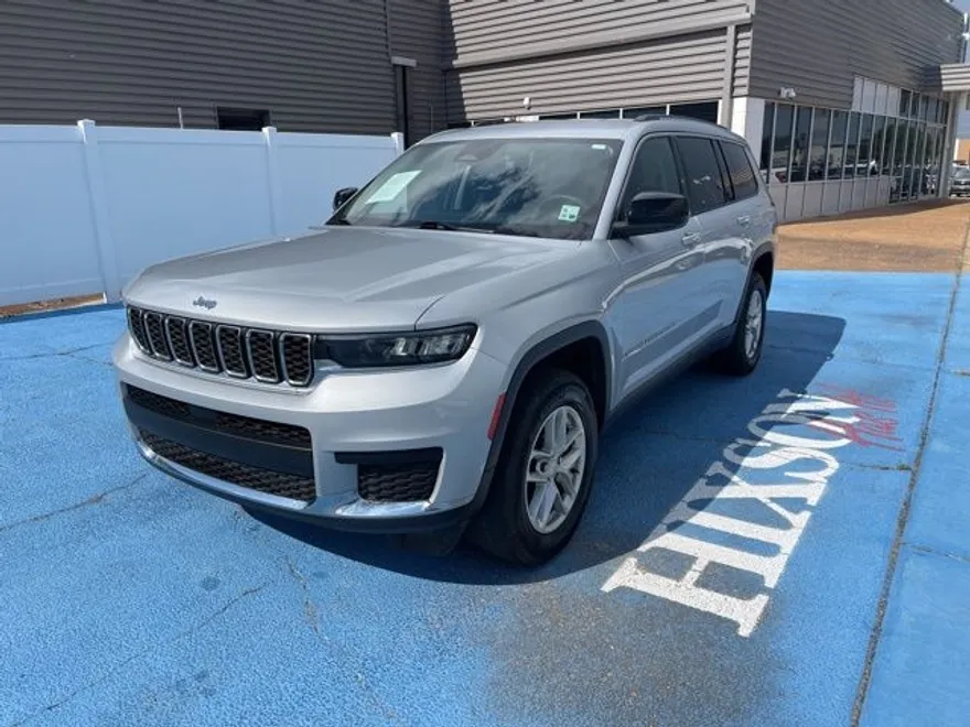 2023 Jeep Grand Cherokee Laredo photo 1