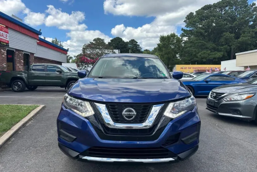 2018 Nissan Rogue SV photo 1