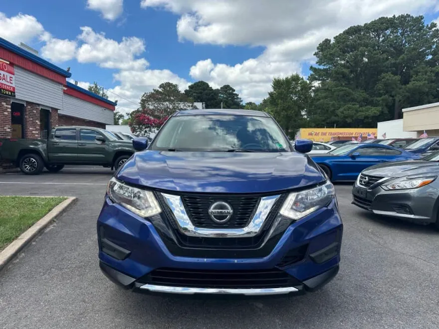 2018 Nissan Rogue SV photo 1