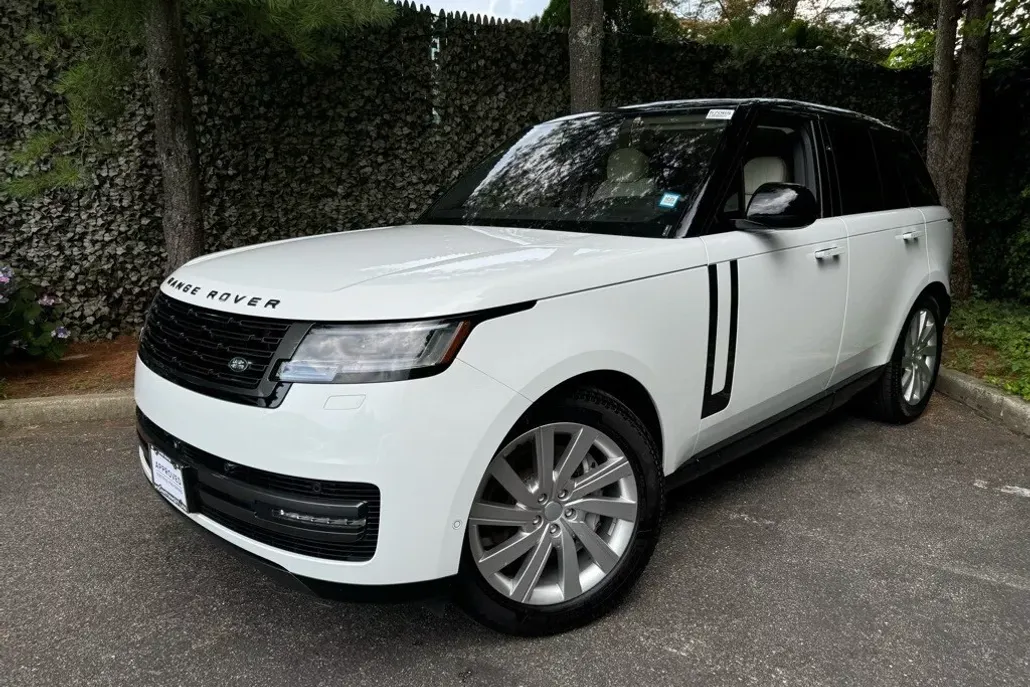 2023 Land Rover Range Rover SE photo 1