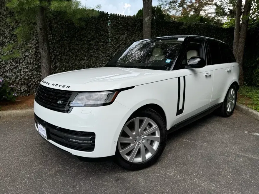 2023 Land Rover Range Rover SE photo 1