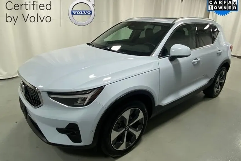 2025 Volvo XC40 Plus photo 1