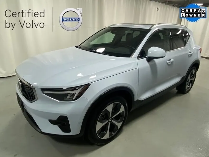 2025 Volvo XC40 Plus photo 1