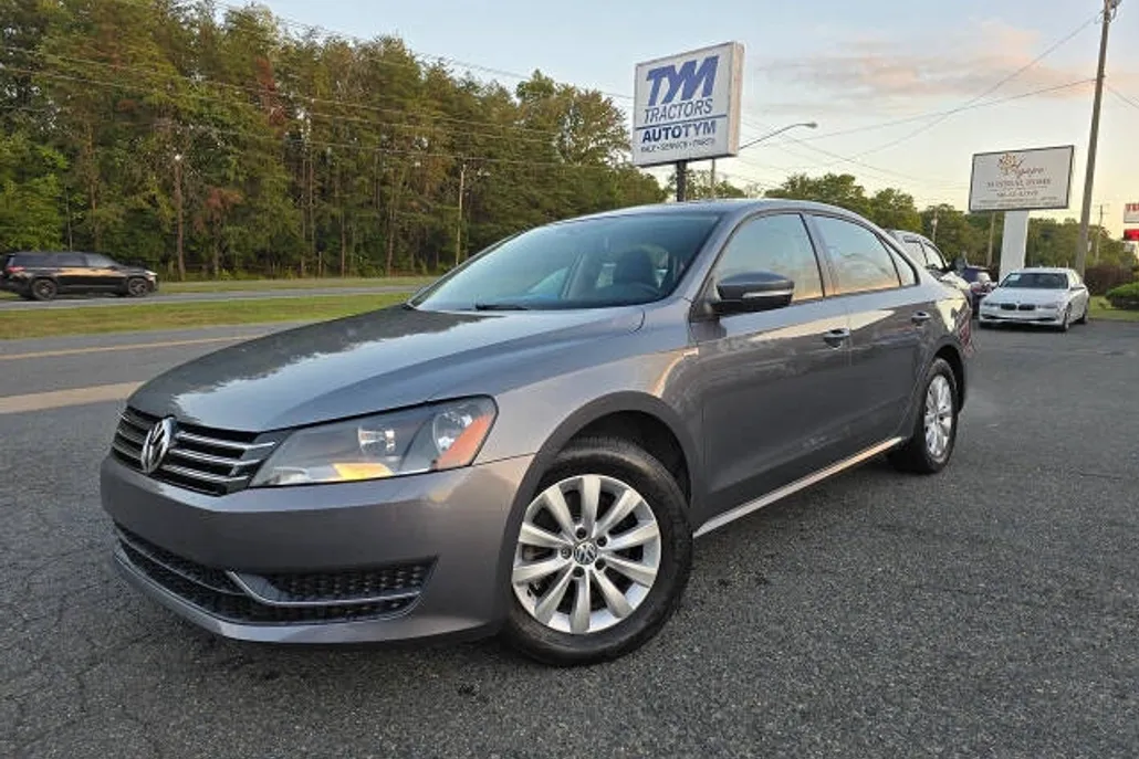 2014 Volkswagen Passat Wolfsburg Edition photo 1